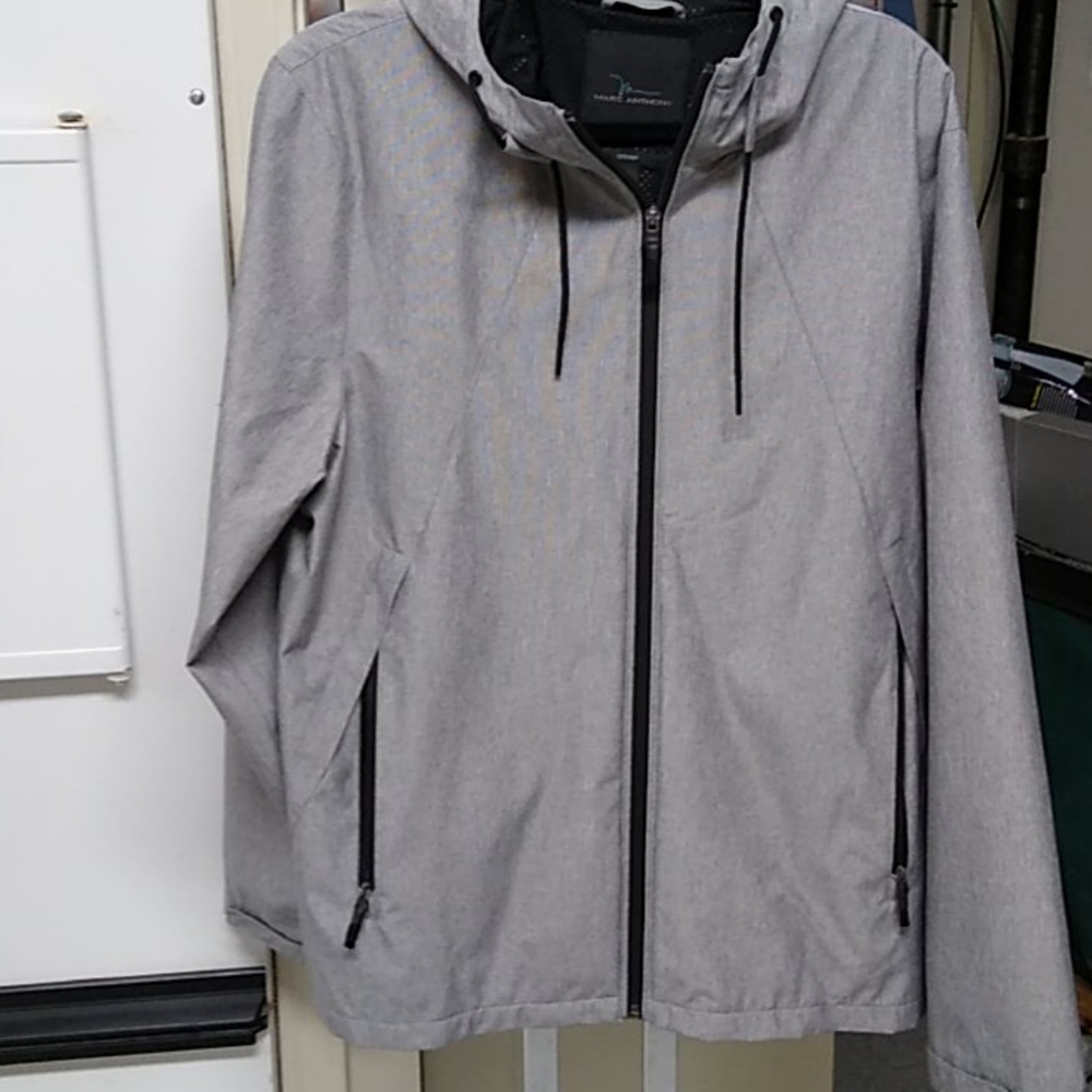 Men's medium rain resistant light weight jacket